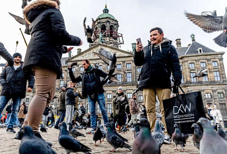Touristinnen und Touristen in Amsterdam: Die Stadt ergreift weitere Maßnahmen gegen den Massentourismus.