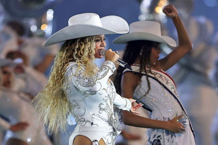Beyoncé bekommt für NFL-Halbzeitshow Sonder-Emmy als Kostümdesignerin ...
