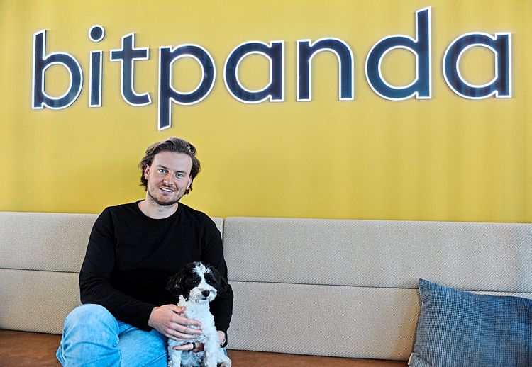 Bitpanda-Gründer Eric Demuth mit Hündin Piccolina im Juni 2022