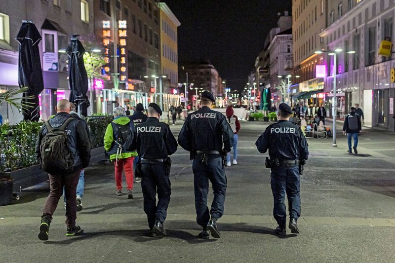 Prozess gegen neun junge Männer um Angriffe mit Messern, Ketten und Gürtel