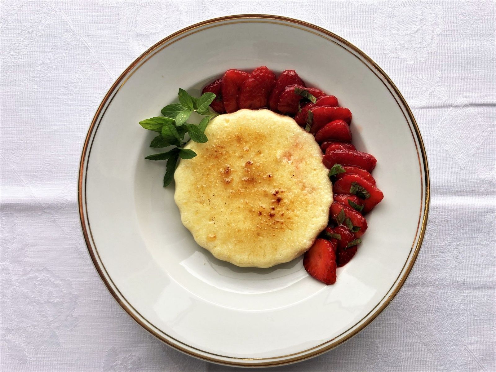 Rezept für Grießflammeri-Brûlée mit Balsamico-Erdbeeren - Desserts ...