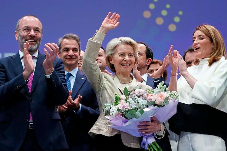 EU-Kommissionspräsidentin Ursula von der Leyen als frisch gekürte Spitzenkandidatin der EVP. Neben ihr applaudieren Manfred Weber (links) and EU-Parlamentspräsidentin Roberta Metsola.