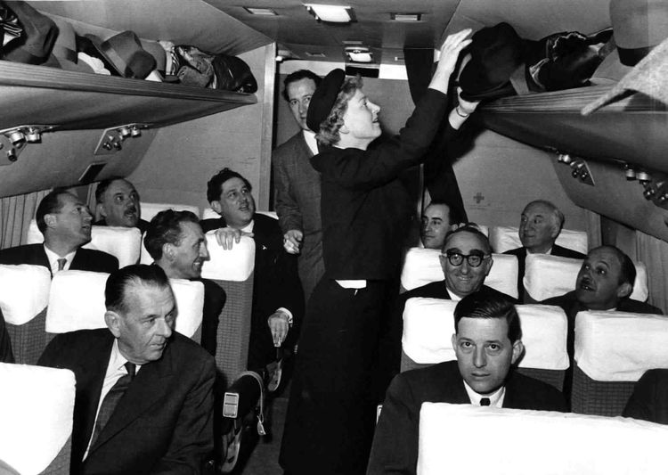 Flugbegleiterin Maria Jakl und honorige Passagiere beim AUA-Erstflug am 31. März 1958 von Wien nach London
