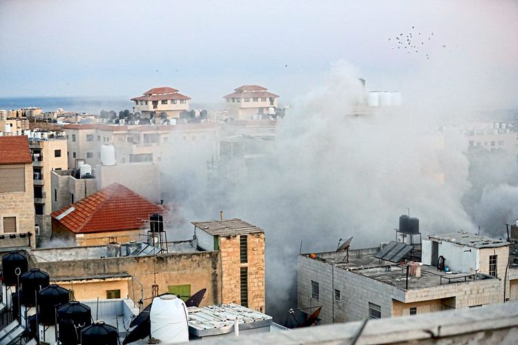 Rauch einer Explosion über Hausdächern