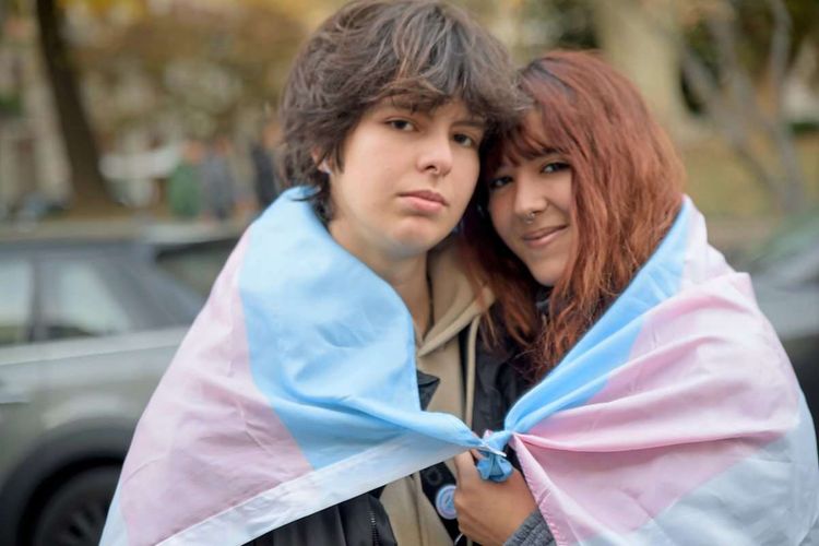 Demo mit Transgender Flagge