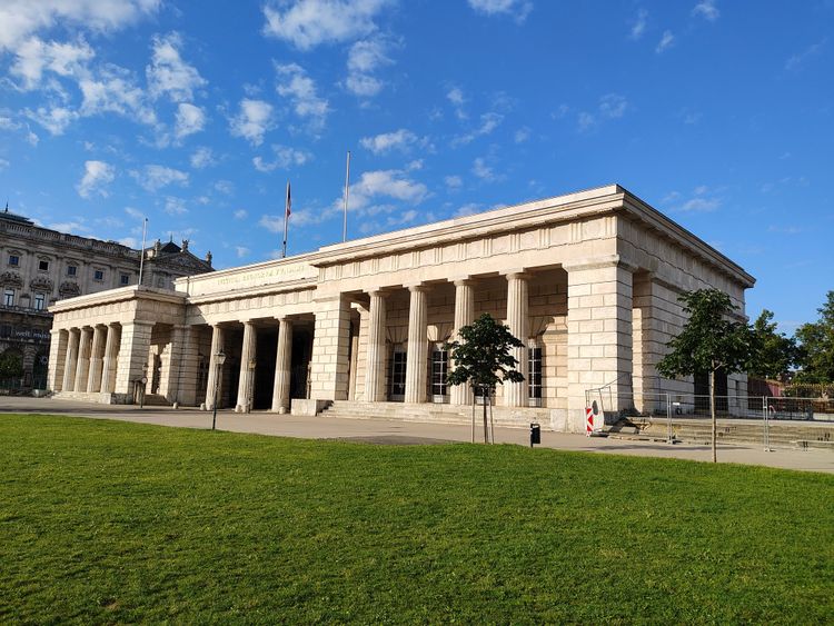 Ein Foto der Rückseite des Burgtors beim Wiener Heldenplatz.