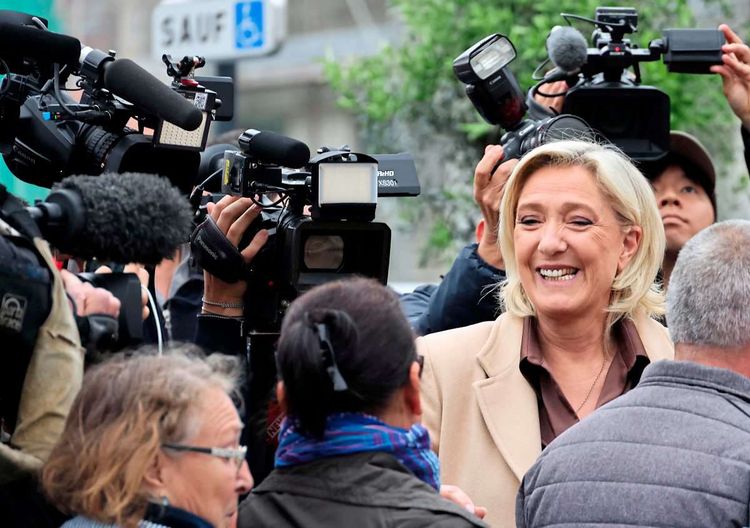 Le Pen bei einem Wahlkampftermin umringt von Menschen