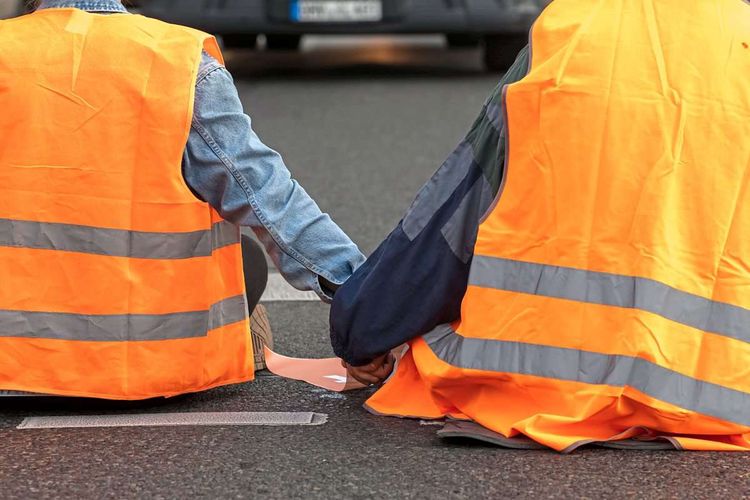 Aktivisten blockieren Straße