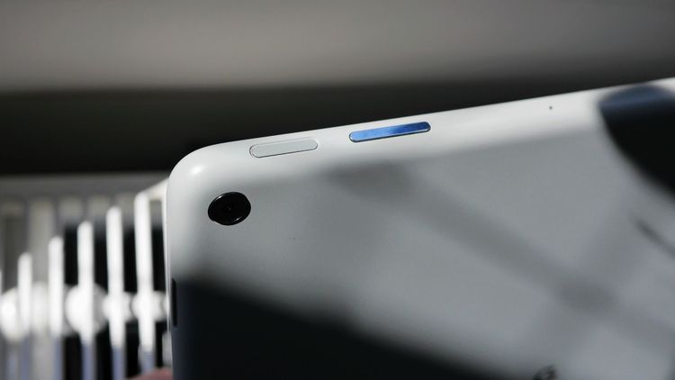 Das Pixel Tablet ist von schräg oben fotografiert, so dass die rückseitige Kamera sowie der leicht versenkte Einschaltknopf und die Lautstärkenwippe zu erkennen sind.