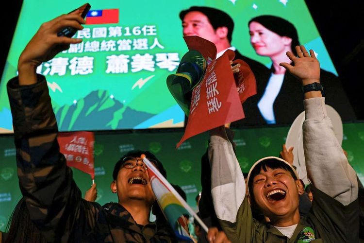 Junge Anhänger und Anhängerinnen der DPP feiern den Sieg der Partei bei den Präsidentenwahlen.
