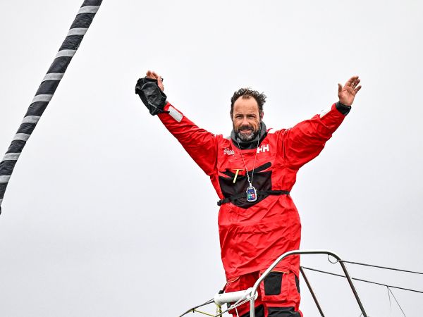 franzose-coville-bricht-mit-40-tagen-rekord-in-der-weltumsegelung