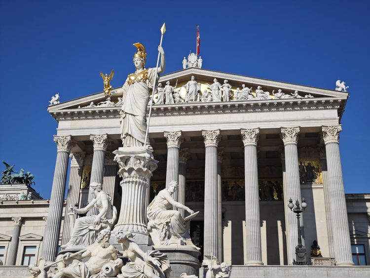 Eine Foto des Parlaments in Wien.