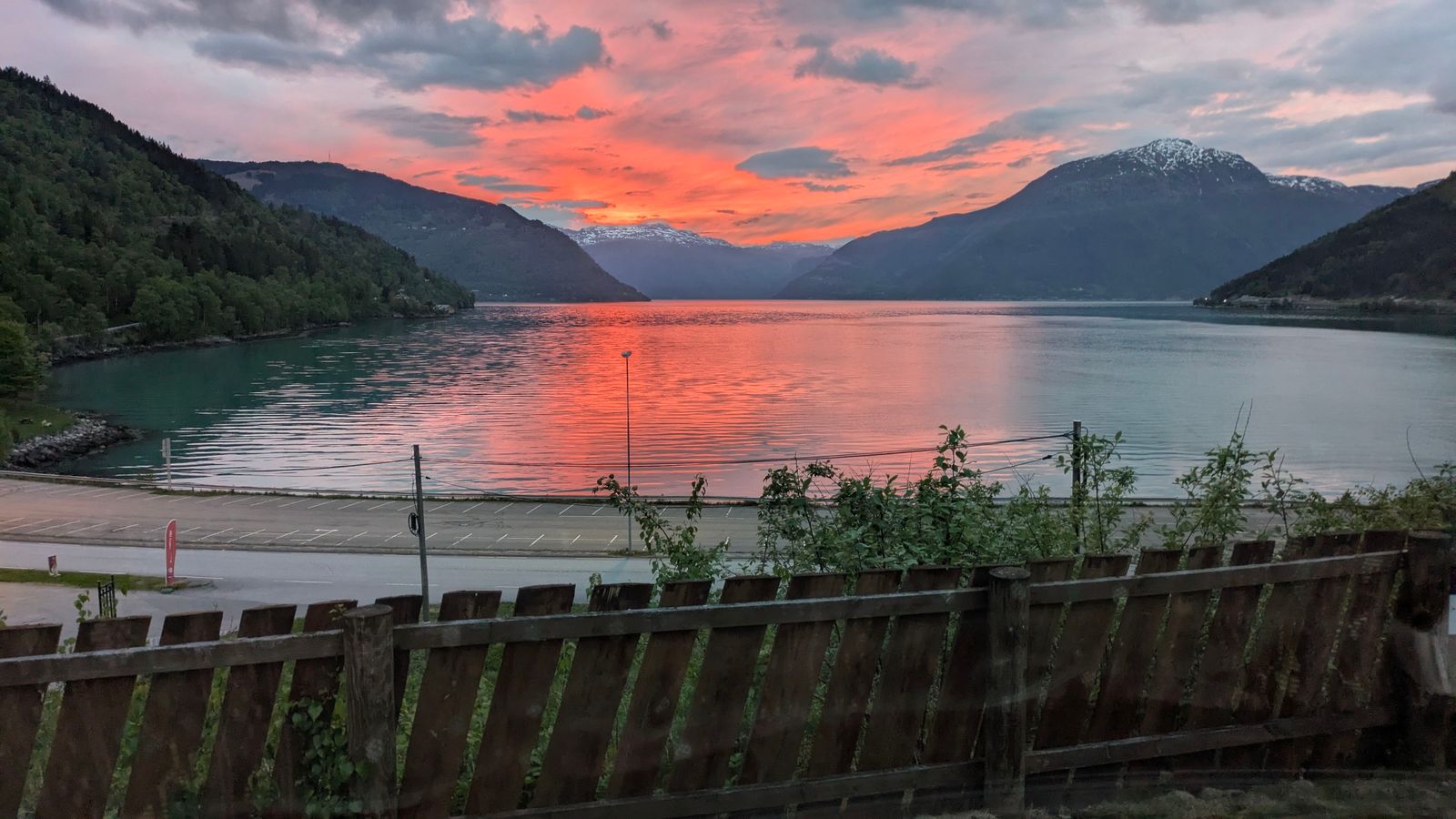 Die Sonne geht unter hinter den Bergen am Ende eines Fjords