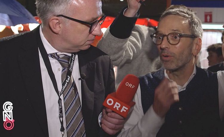 Peter Klien (ORF) befragt Herbert Kickl (FPÖ) beim Gauderfest im Zillertal.