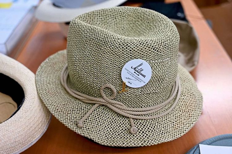 Ein Hut mit einer Plakette und Unterschrift von jenem, der den Hut erzeugt hat