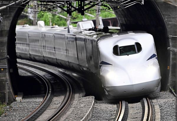 Eine-Fahrt-mit-dem-Shinkansen-Japans-beliebter-Highspeed-Zug-und-seine-Zukunft