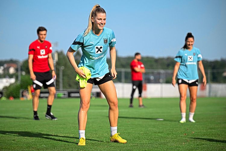 Marie Höbinger im türkisen ÖFB-Trainingsshirt.