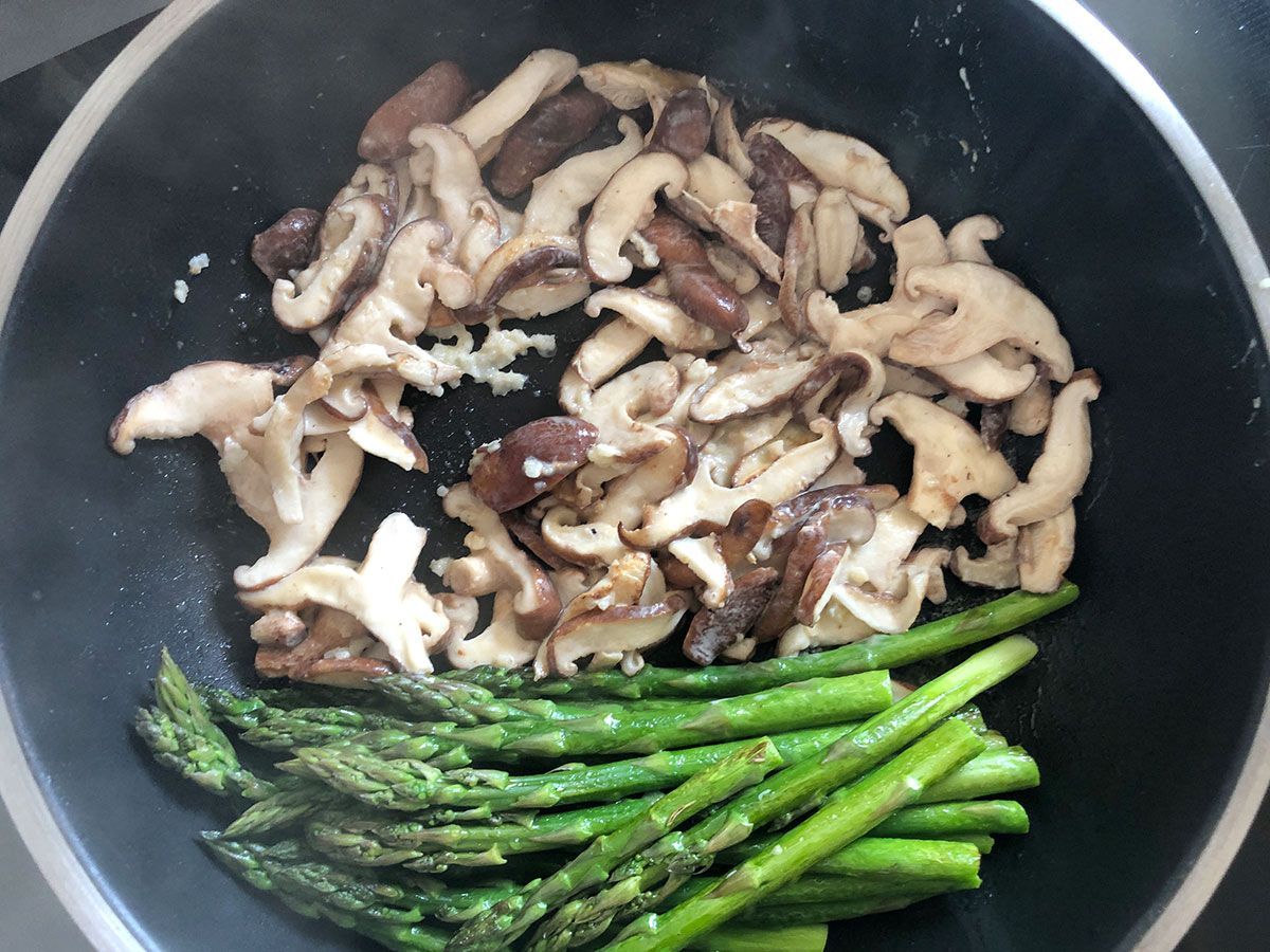 Rezept für Omelette mit Spargel und Shiitakepilzen - Vegetarische ...