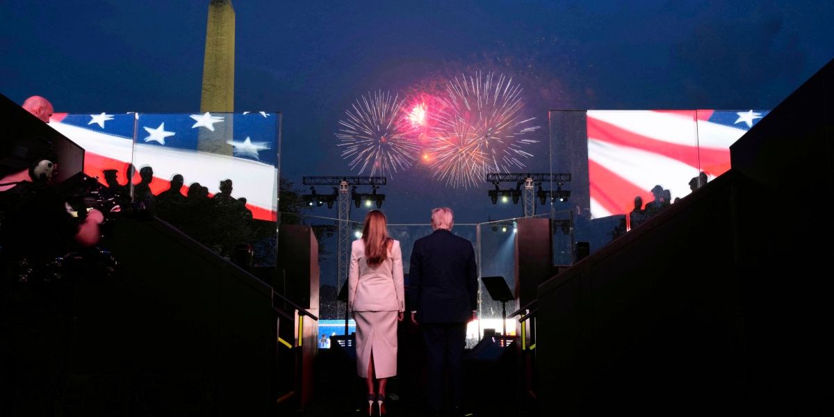 US President Trump lets himself be celebrated despite protests across the ...