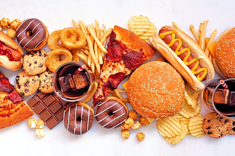 Fast Food wie Burger, Pizza, Hot Dogs und Donuts vor weißem Hintergrund
