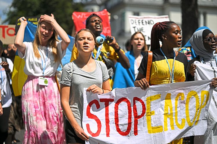 Greta Thunberg demonstrierte mit Aktivistinnen und Aktivisten am Montag gegen die afrikanische Ölpipeline EACOP, an deren Bau ein österreichisches Unternehmen beteiligt ist.