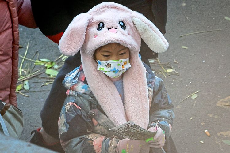 Chinesisches Schulkind  mit medizinischer Schutzmaske
