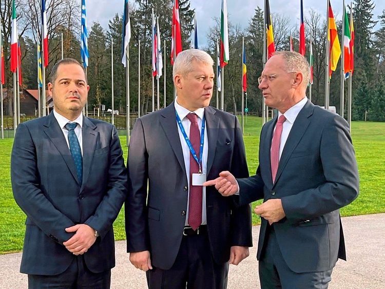 Bulgariens Innenminister Kalin Stojanov, Rumäniens Innenminister Marian-Catalin Predoiu und Österreichs Verteidigungsminister Gerhard Karner.