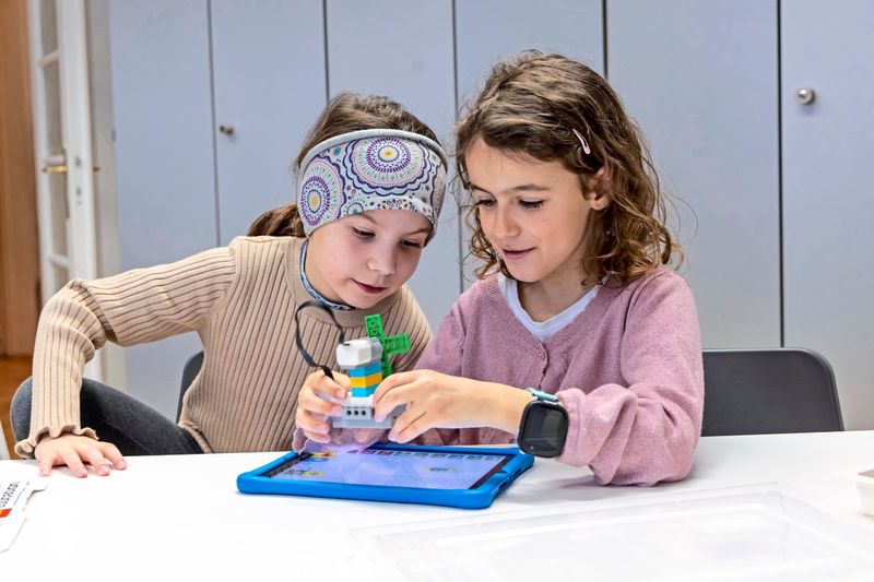 Wie es aussieht, wenn Kinder Roboter bauen und programmieren
