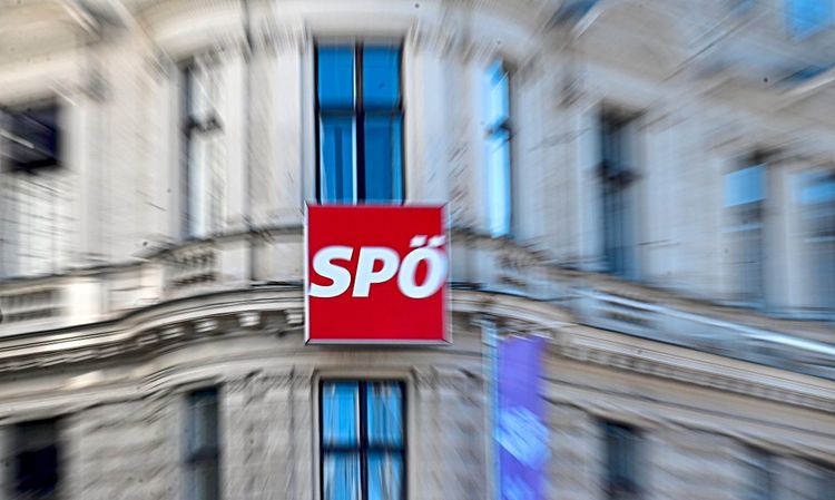 Das SPÖ-Logo auf der Parteizentrale in Wien.