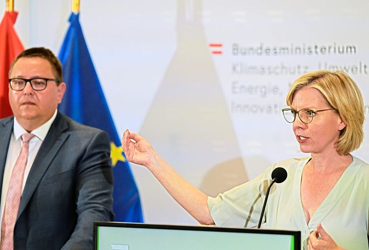 Martin Graf und Energieministerin Leonore Gewessler im Bundesministerium