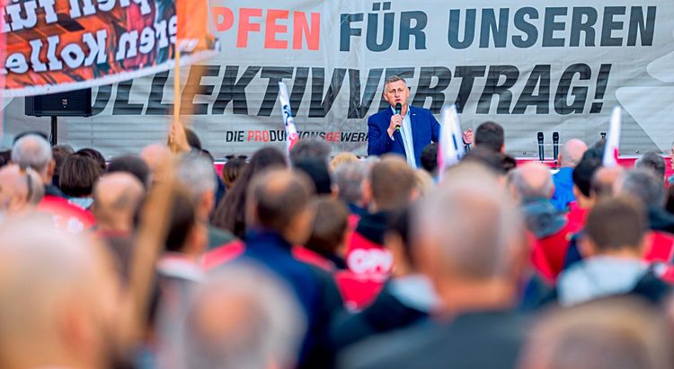 Metallarbeiter und Industrieangestellt demonstrieren in ganz Österreich für kräftige Lohnerhöhungen.