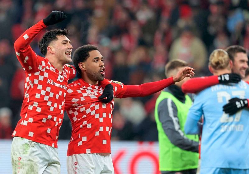 FC Bayern verliert in Mainz, Bochum-Keeper von Gegenstand getroffen