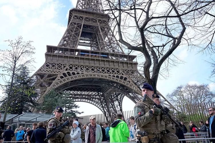Öffentliche Plätze und Sehenswürdigkeiten (im Bild der Pariser Eiffelturm) werden routinemäßig von Antiterroreinheiten bewacht.