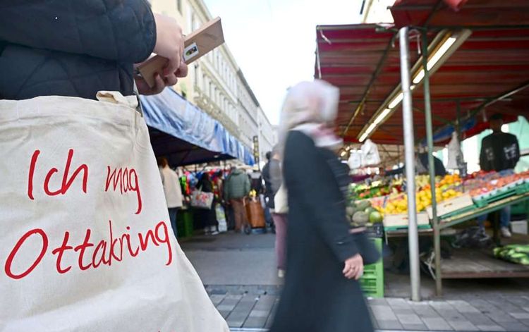 Szene am Brunnenmarkt in Favoriten