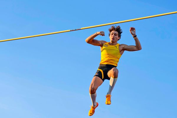 Stabhochspringer-Duplantis-springt-zum-12-Weltrekord