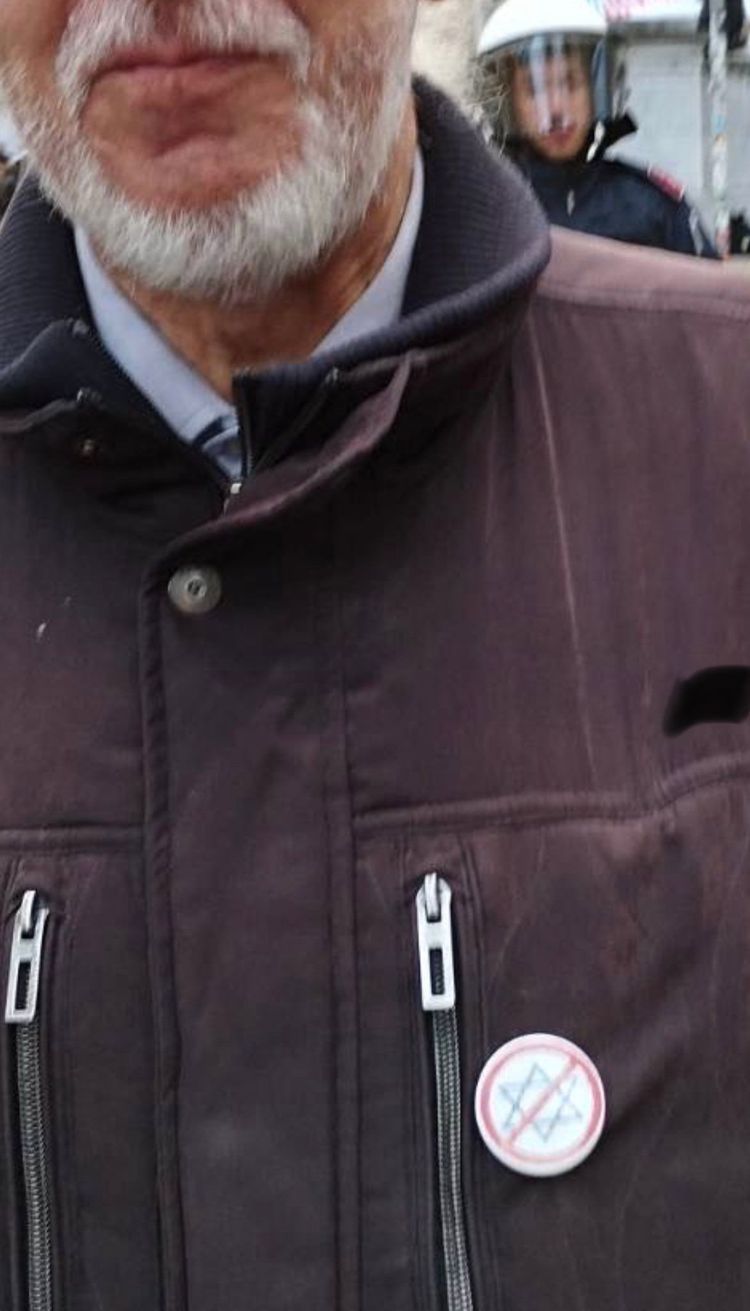 Mann mit Anstecker auf der Jacke