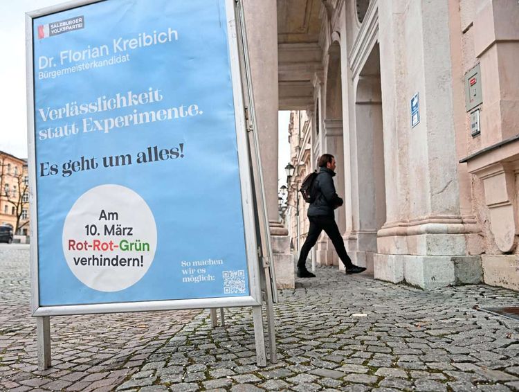 ÖVP-Wahlplakat vor dem Eingang zum Schloss Mirabell, auf dem sie vor Rot-Rot-Grün warnen.