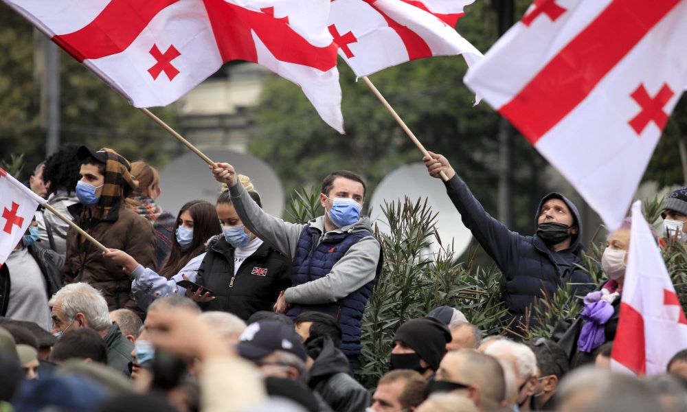 Demonstranten In Georgien Fordern Wiederholung Der Parlamentswahl ...