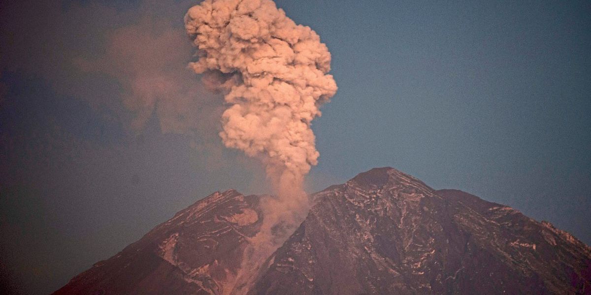 Indonesischer Vulkan Semeru beruhigt sich nach Eruption - International ...