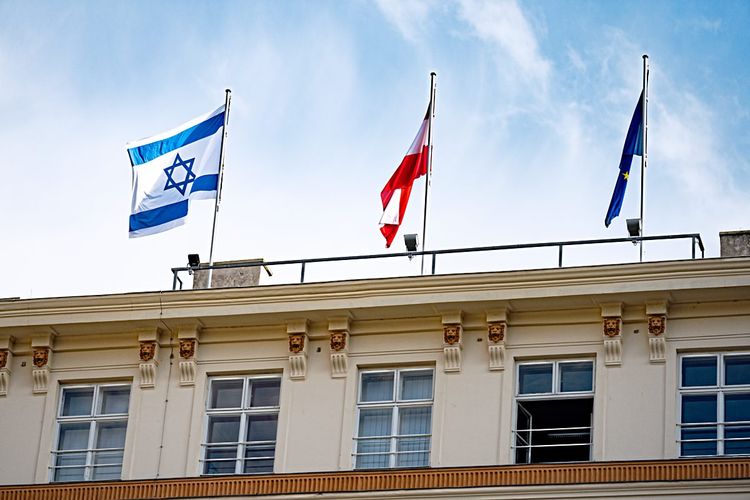 Israelische und österreichische Flaggen am Dach des Außenministeriums.