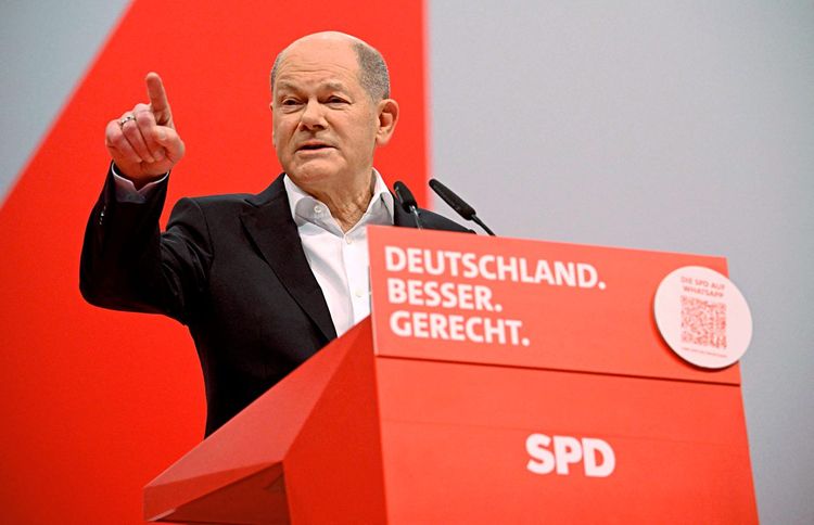 Kanzler Olaf Scholz spricht auf dem SPD-Parteitag in Berlin.