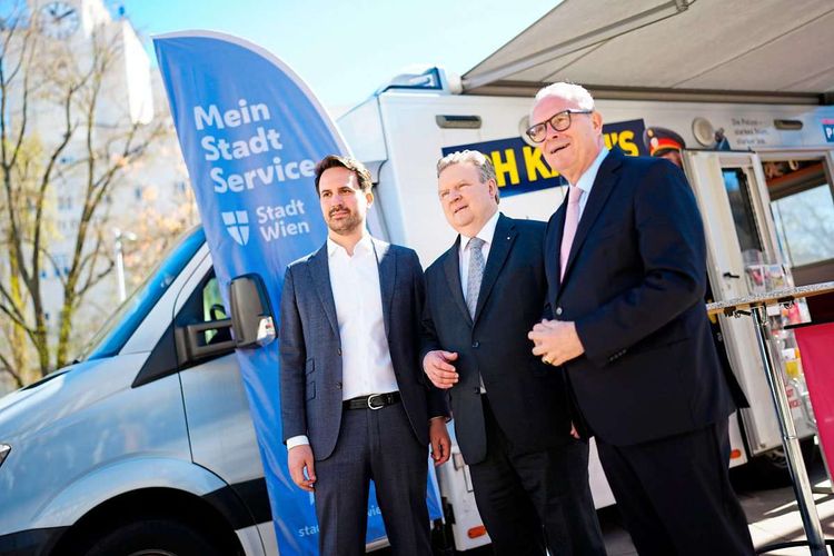 Vizebürgermeister Christoph Wiederkehr (Neos), Bürgermeister Michael Ludwig (SPÖ) und Stadtrat Karl Mahrer (ÖVP) präsentierten am Donnerstag die Infotrucks am Reumannplatz.