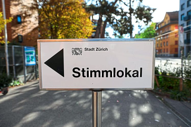 Wegweiser zum Wahllokal in Zürich