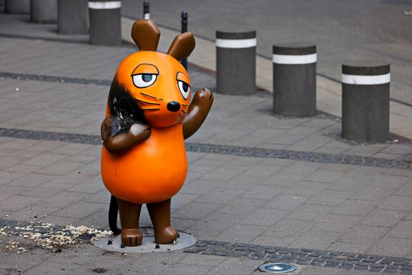 Maus-Figur-in-K-ln-vor-WDR-Geb-ude-angez-ndet-und-besch-digt