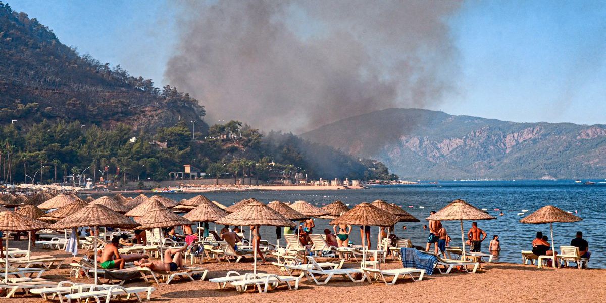 Europas Urlaubsparadiese kämpfen weiter gegen Flammen - Vimarsana News
