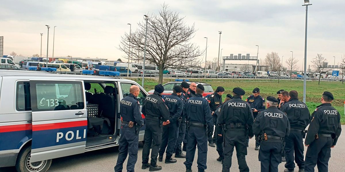 Innenministerium schickt weitere Polizisten an die ungarische Grenze - Vimarsana News