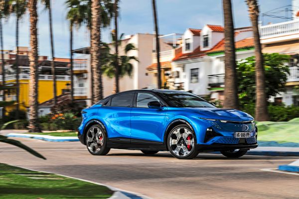 Alpine-A390-und-Renault-Clio-Legenden-von-Klasse-und-Masse