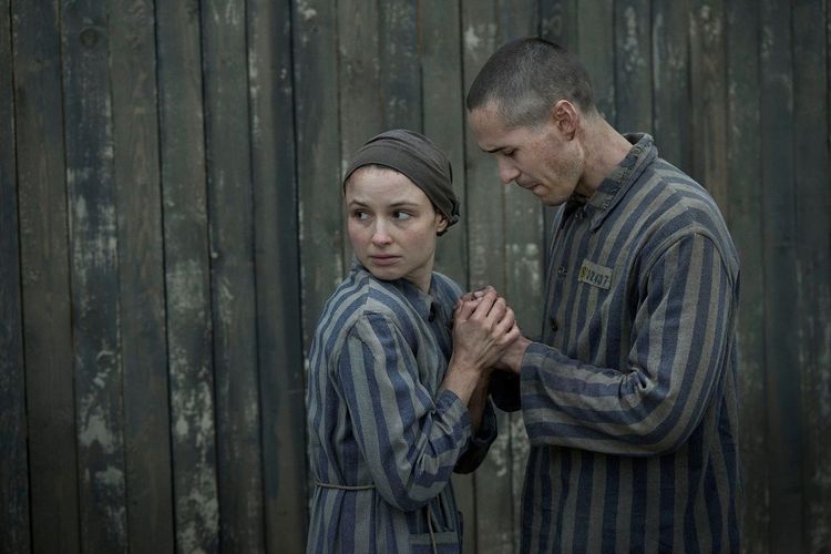 Jonah Hauer-King als Lali Sokolov mit Anna Próchniak als Gita Furman.