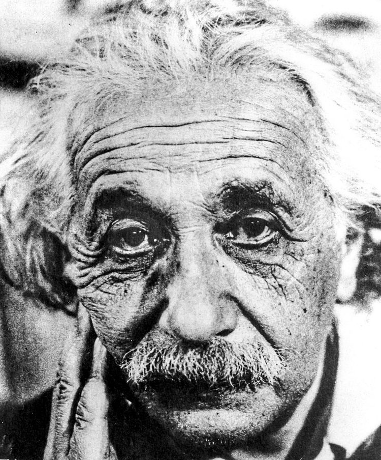 Ein alter Albert Einstein blickt in die Kamera.