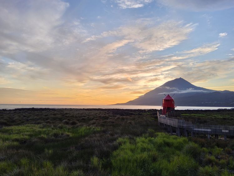 Abendlicher Blick von Lajes do Pico auf den 2.351 m hohen Pico auf der gleichnamigen Azoreninsel gut 1.500 km vom europäischen Festland entfernt. Der Pico ist der höchste Vulkan der Azoren und gleichzeitig die höchste Erhebung Portugals.